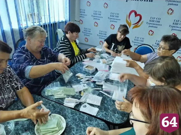 Саратовские волонтеры передали на фронт 165 упаковок сухого душа