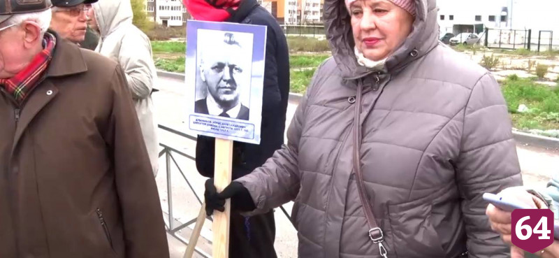 В новом сквере Саратова высадили березы и рябины