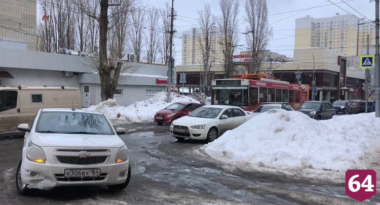 В центре Саратова автохамы издеваются над водителями троллейбусов