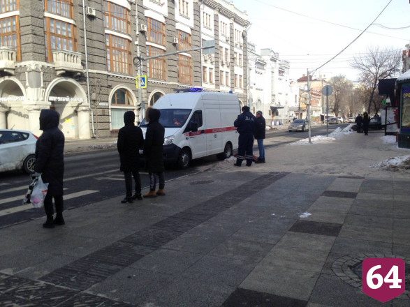 На улице в центре Саратова умер мужчина