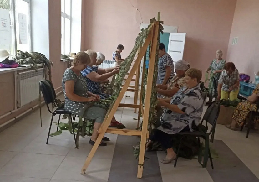 В Саратовской области 84-летняя пенсионерка плетет маскировочные сети на фронт