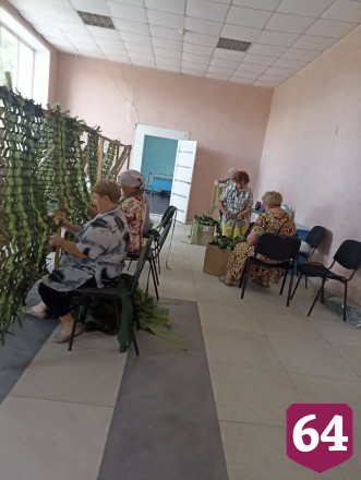 В Саратовской области 84-летняя пенсионерка плетет маскировочные сети на фронт
