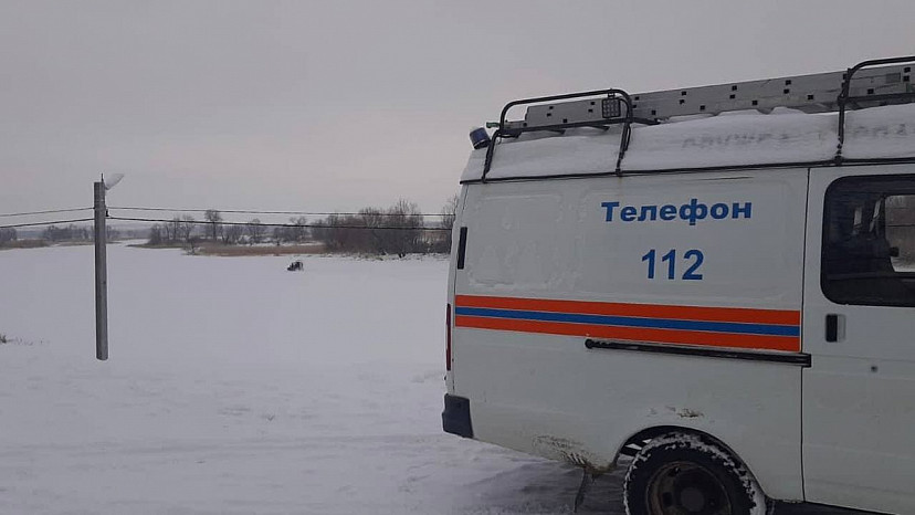 Саратовские спасатели эвакуировали рыбака со льда Волги 