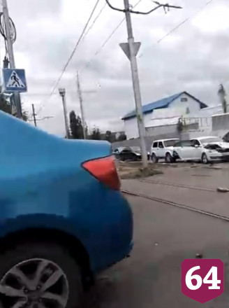 При столкновении 4 автомобилей иномарка опрокинулась на крышу