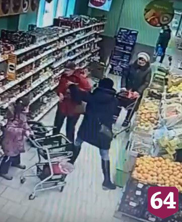 Саратовцев напугала неадекватная женщина в магазине