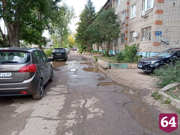 Горожанка рассказала о шагающих по забору в школу детях