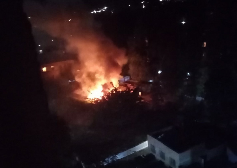 Ночной пожар уничтожил сараи в центре Саратова