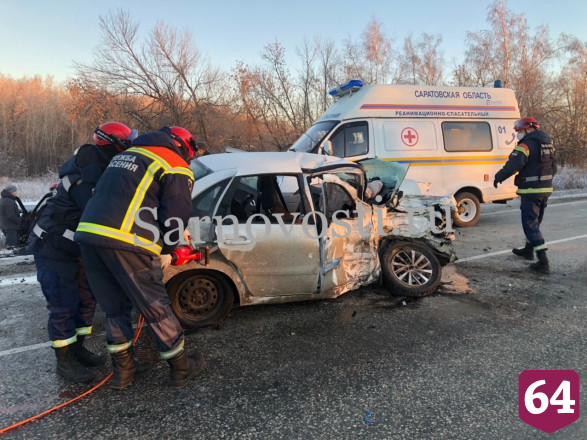 В массовом ДТП под Саратовом погиб пассажир легковушки