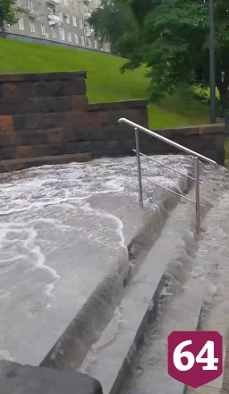 Саратовцы после ливня засняли мощный «водопад» на набережной