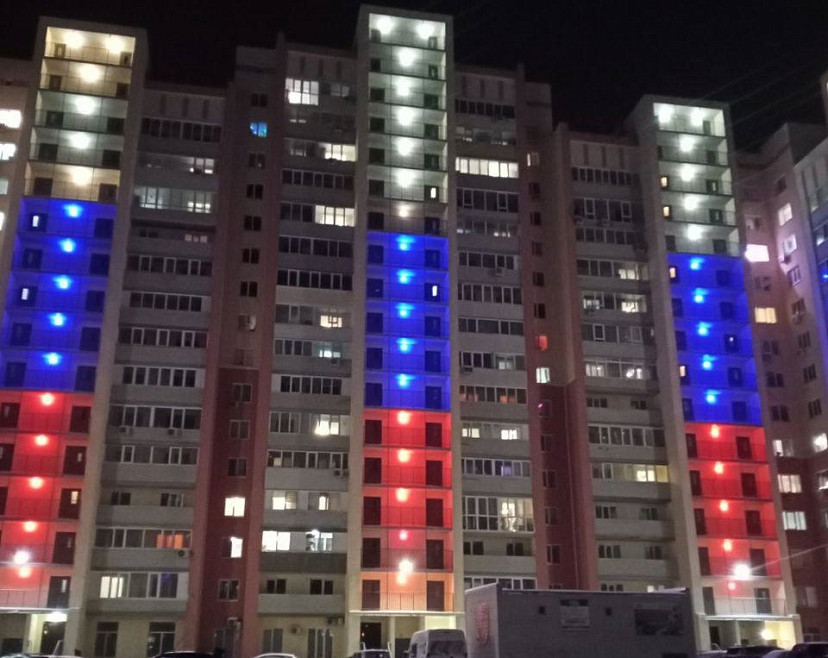 В Саратове высотку «окрасили» в цвета триколора