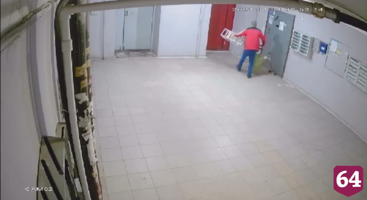 Камера в подъезде помогла поймать похитителя детских санок