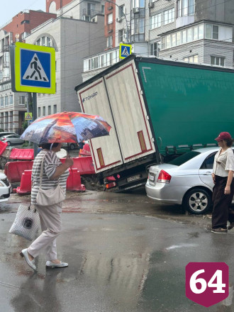 В центре Саратова фура провалилась в коммунальную яму