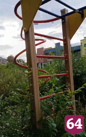 В Саратове качели и горки на детской площадке утопают в сорняках