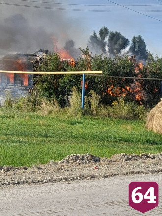 Под Саратовом соседи вынесли из горящего дома неходячего мужчину