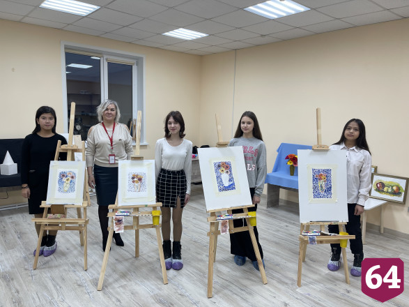 Под Саратовом дети и пенсионеры рисуют на воде и лепят кукол 