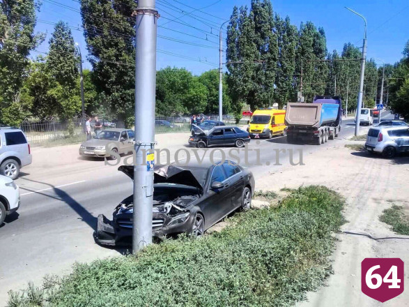 В Саратове «Мерседес» отбросило в столб после ДТП с легковушкой