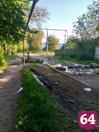 В Энгельсе дорога превратилась в болото