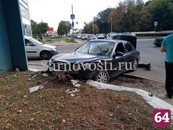 В Саратове иномарка перелетела через тротуар и врезалась в бордюр