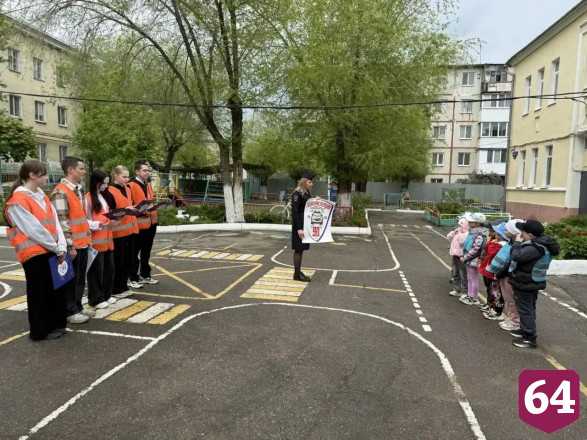 Саратовских дошколят учат безопасной езде на самокатах