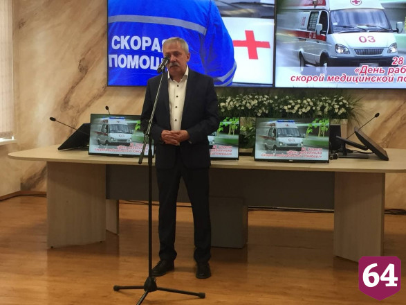Саратовский министр вспомнил, как помогал девчонкам лазать через забор 