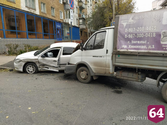 В Саратове «Газель» вынесла иномарку на тротуар