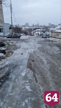 В центре Саратова автомобили вмерзли в лед