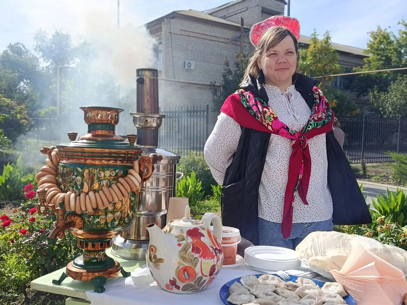 На саратовском фестивале самоваров кормили пловом и катали на ослике