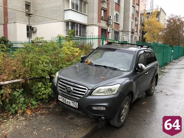 В Саратове автохам на внедорожнике каждый день «притворяется цветочком»