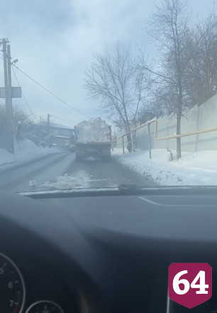 В Саратове коммунальщики засыпали снегом дорогу в Юбилейный поселок