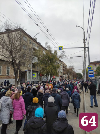 Тысячи жителей Саратова участвуют в крестном ходе