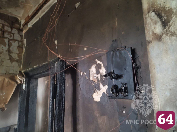 Саратовские пожарные эвакуировали 10 жильцов горящего дома