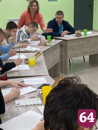 Под Саратовом дети и пенсионеры рисуют на воде и лепят кукол 