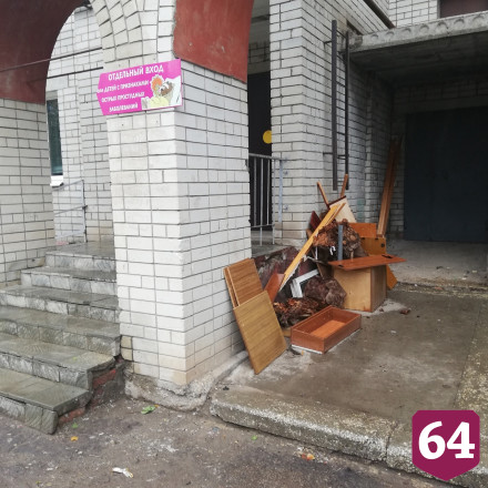 Горожане пожаловались на разбитую дорогу к детской поликлинике