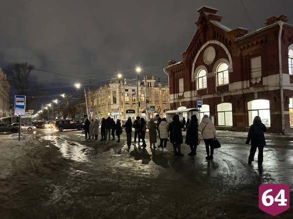 Жители Саратова проводят вечера в очереди на маршрутку