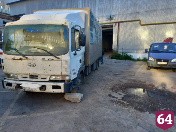 В Саратове грузовик сбил насмерть водителя