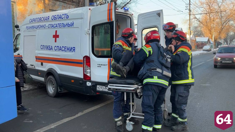 В Саратове водителя зажало между троллейбусами 