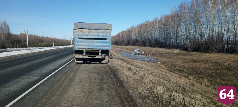 Мужчина разбился в аварии с грузовиком под Саратовом