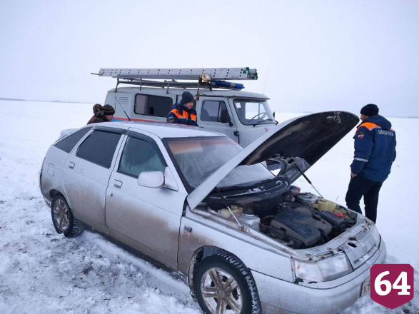 В сугробе под Саратовом застряли автомобили с ребенком и беременной 