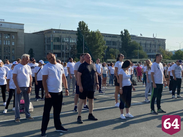 На Театральной площади провели финальную летнюю зарядку