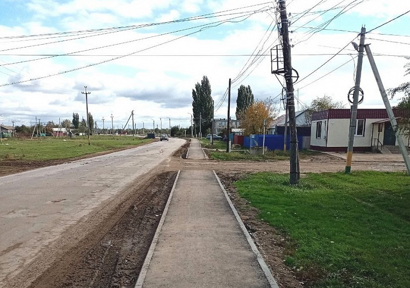 В поселке детей приучают ходить по новым тротуарам 