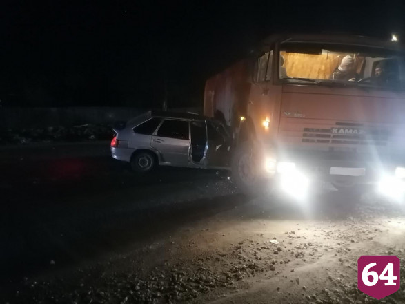 Водитель в шортах на «Ладе» влетел под грузовик водоканала