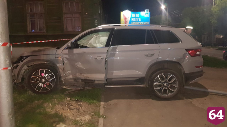 В центре Саратова кроссовер после ДТП выбросило на тротуар