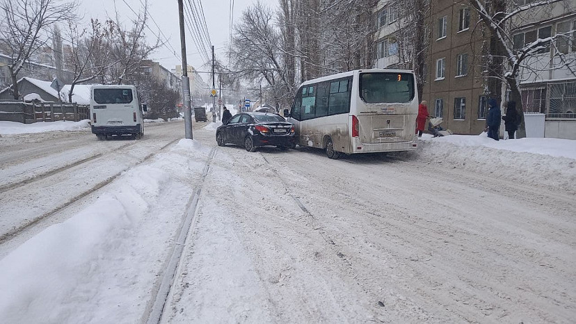 В Саратове из-за снегопада возникли перебои с транспортом 