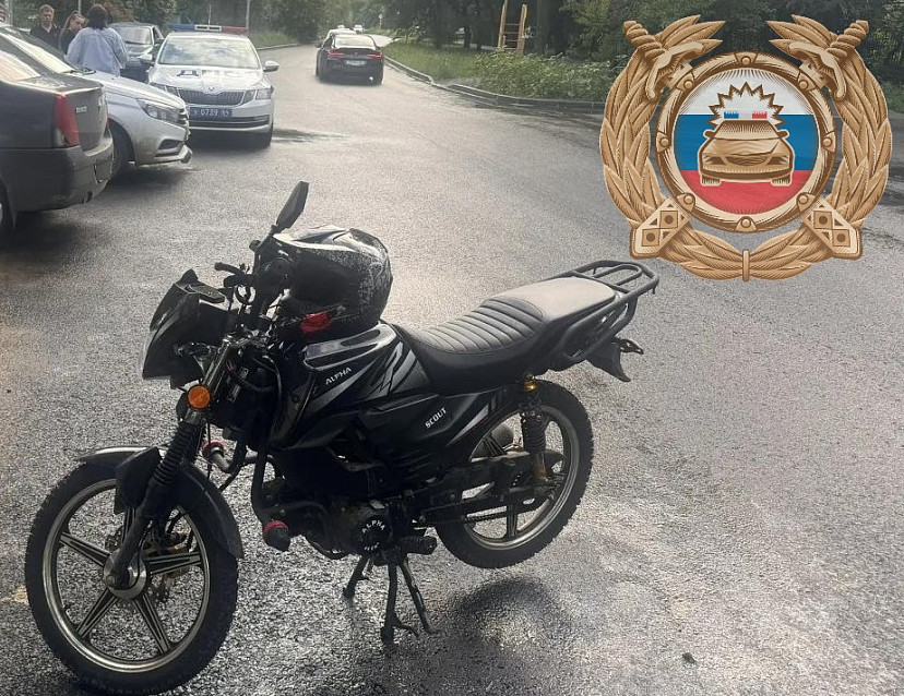 В Саратове мопед врезался в припаркованную «Весту»