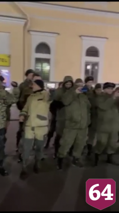 Саратовские школьники на вокзале Санкт-Петербурга спели солдатам «Катюшу» 