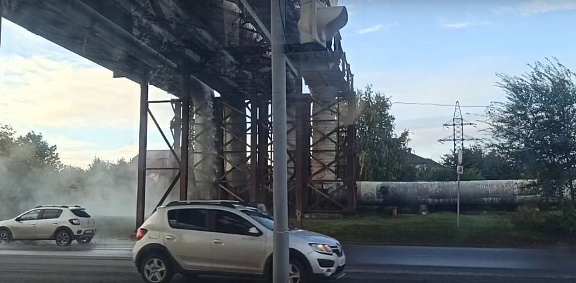 В Саратове на дорогу обрушился «водопад» кипятка