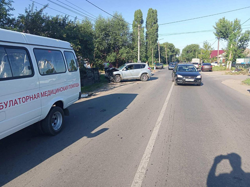 В столкновении кроссовера с «Ладой» пострадала 13-летняя девочка