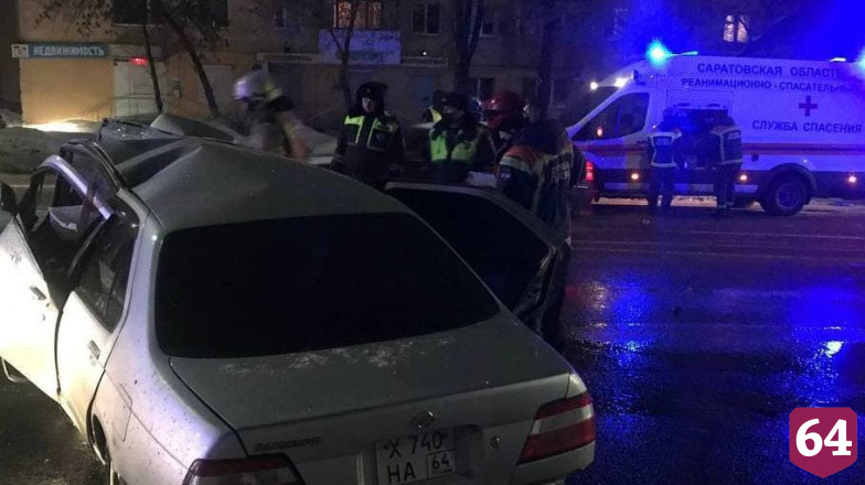 В Саратове водитель иномарки протаранил столб и погиб