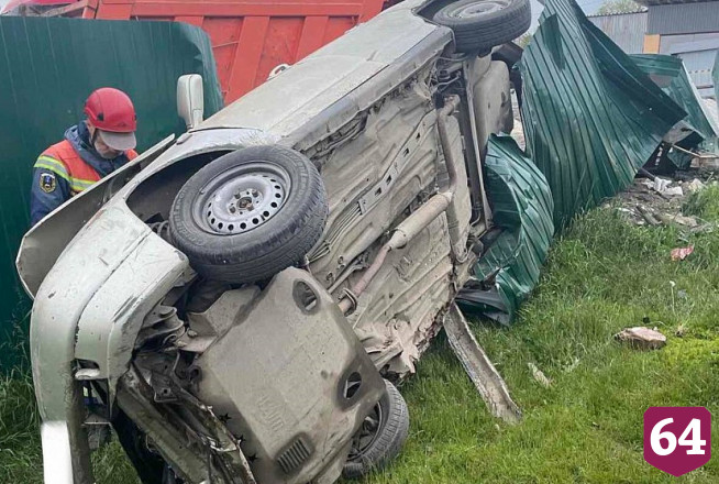 Возбуждено дело о гибели девушки при опрокидывании легковушки в Саратове