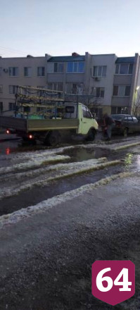 В Саратове из-за коммунальной аварии машины вмерзли в лед